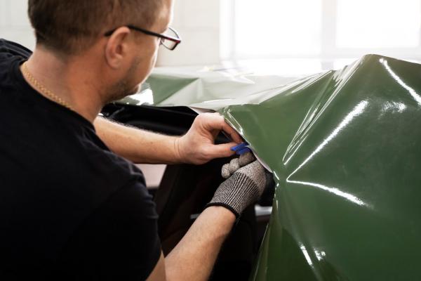 Knives for Precision Cutting: Choosing the Right Sign Making Supplies